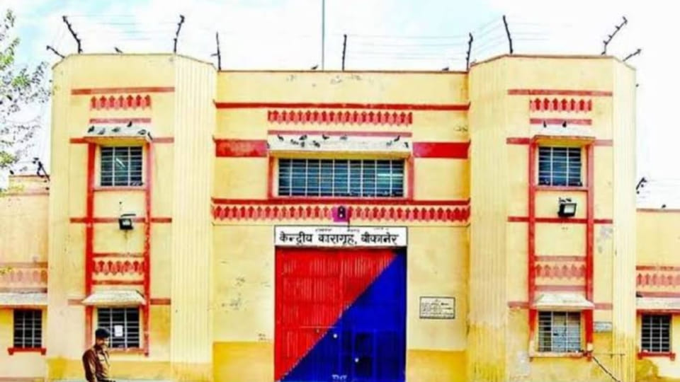 Rajasthan news Two groups of prisoners clashed in Bikaner jail