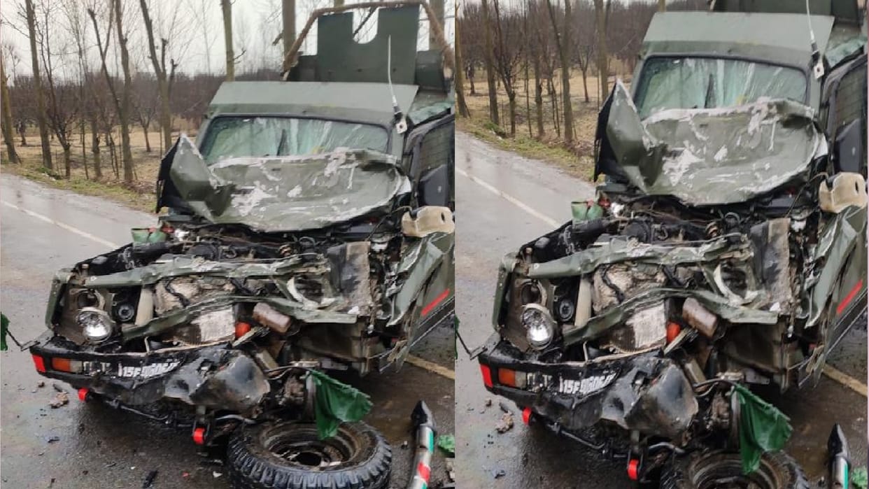 army soldiers injured in accident near Sangrama Baramulla jammu and kashmir