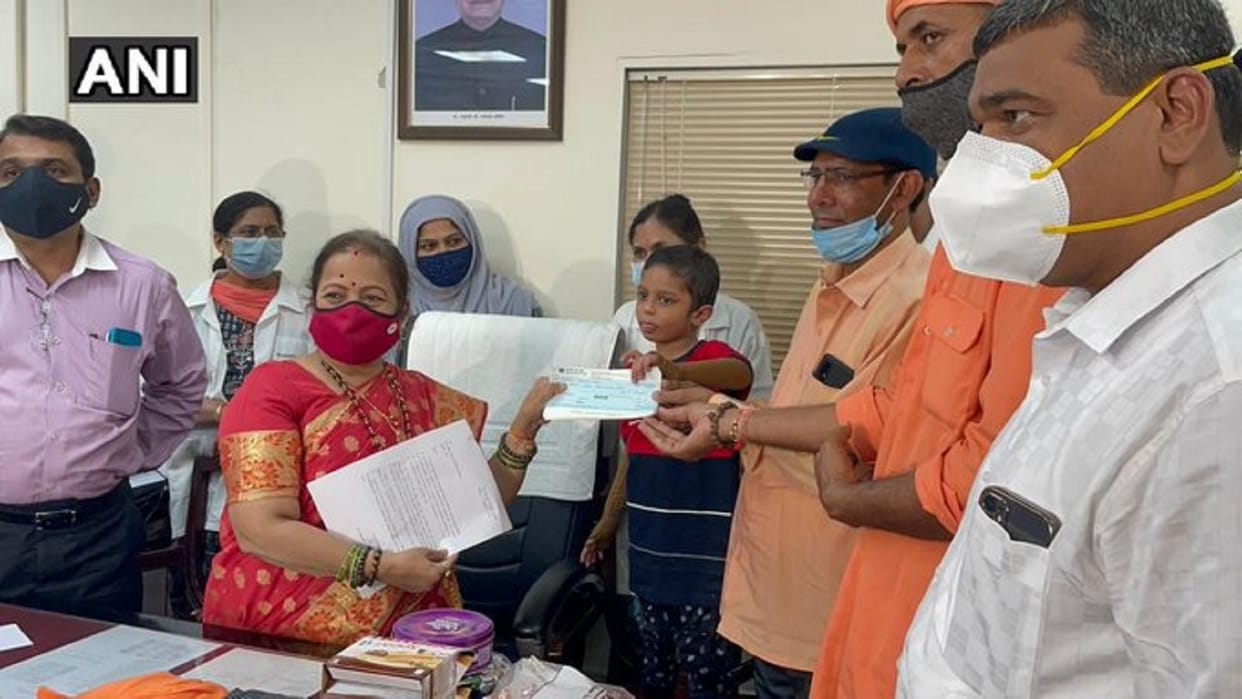 Shiv Sena adopts 6-year-old child who survived Worli gas cylinder blast