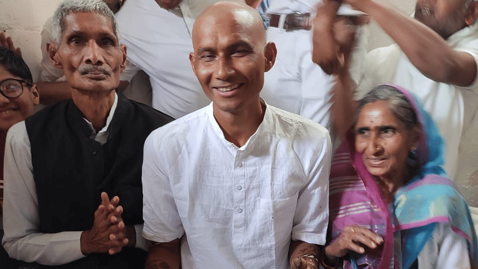 Madhya Pradesh: Sumit Jain adopts detachment, leaving the post of CA in a multinational company
