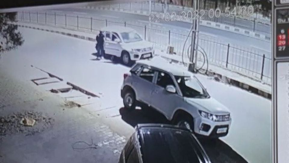 Thieves stole the doctor car by opening the lock with the laptop in agra