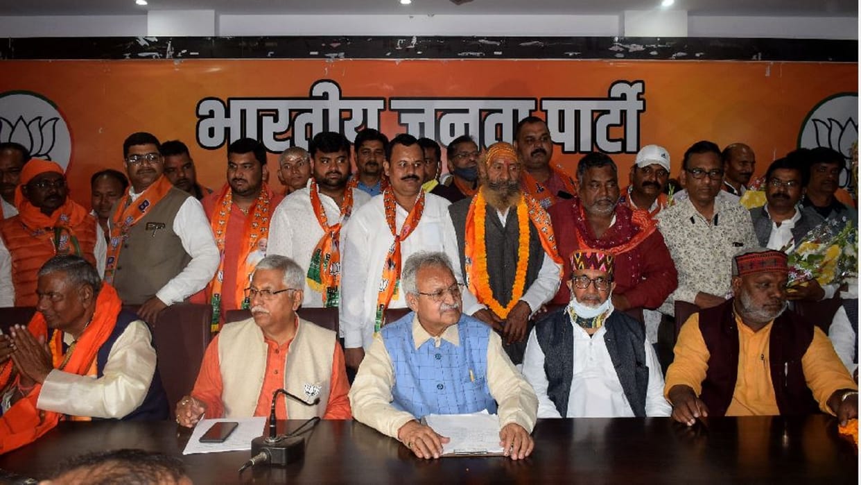 Laxmikant Vajpayee said Congress is helping SP, Akhilesh is hurt by bulldozer on Mafia
