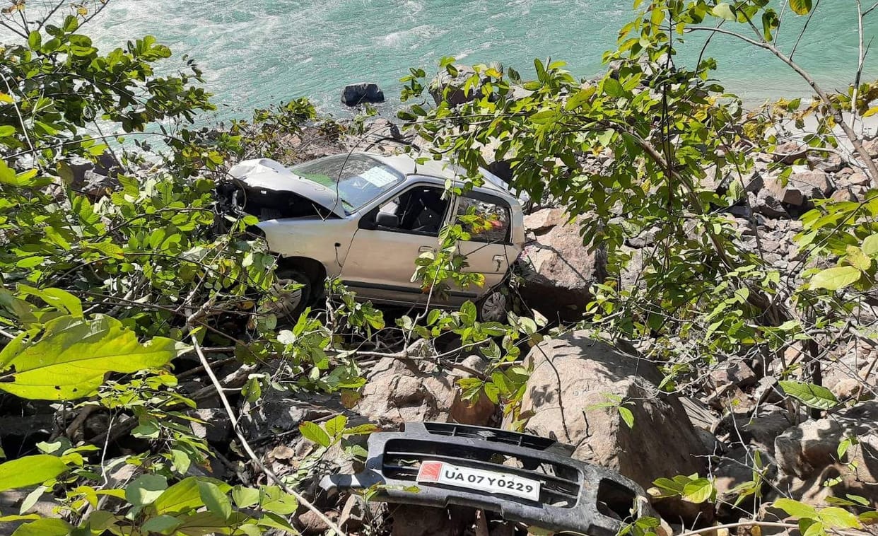 The car fell into the ditch uncontrollably, two died