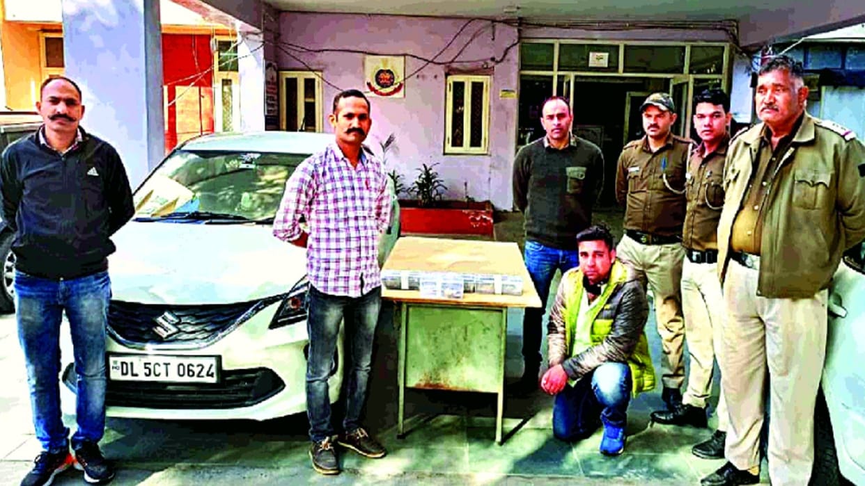 Stolen 20 lakh rupees from the owner and was having fun in the mountains with his girlfriend but police caught