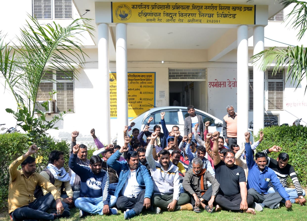 Contract workers protested at Sasnigate power house