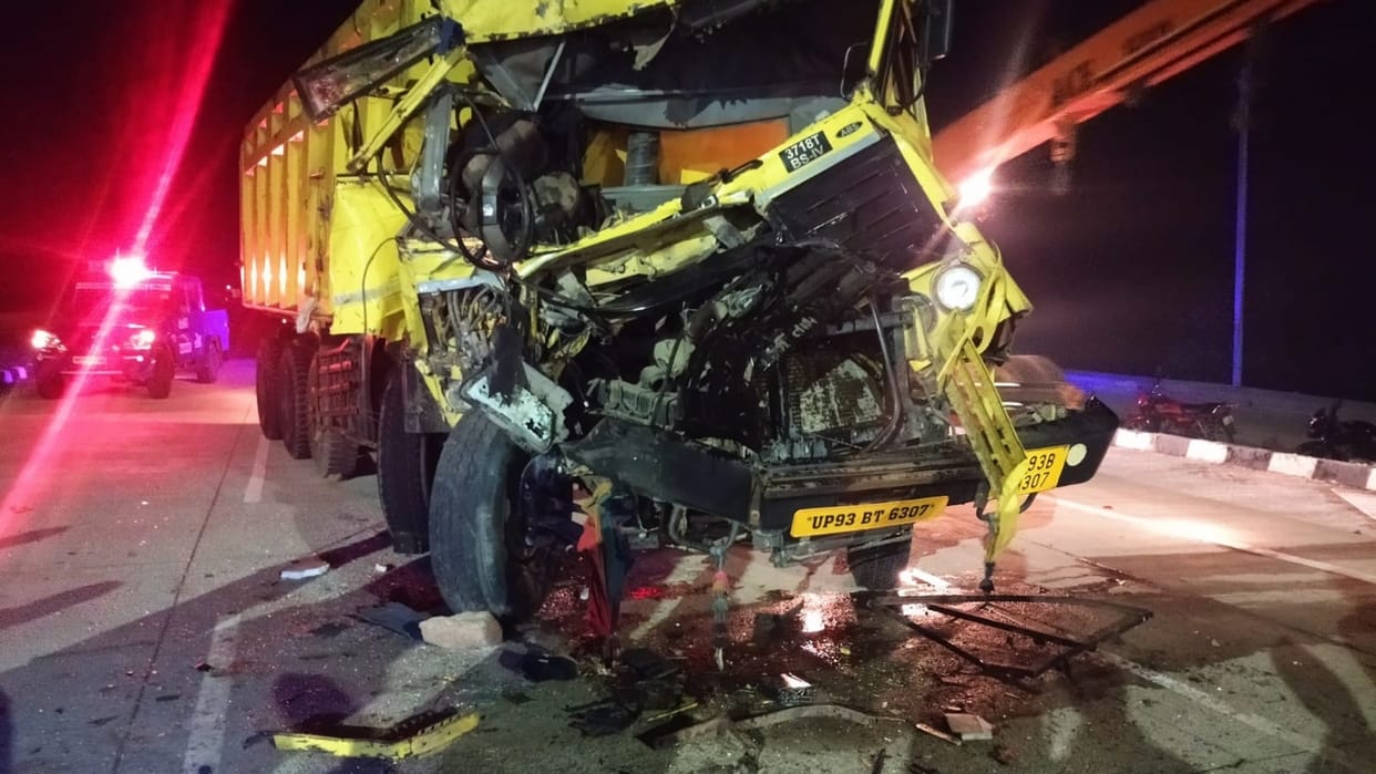 Chhatarpur: Truck collided with highway in Mahoba Bridge, 4 injured in accident