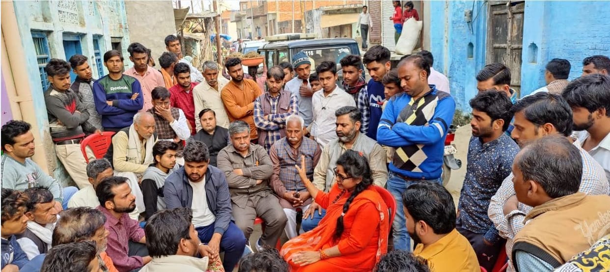 Hathras: Mahamandaleshwar gave help of 51 thousand rupees to the relatives of Krishna