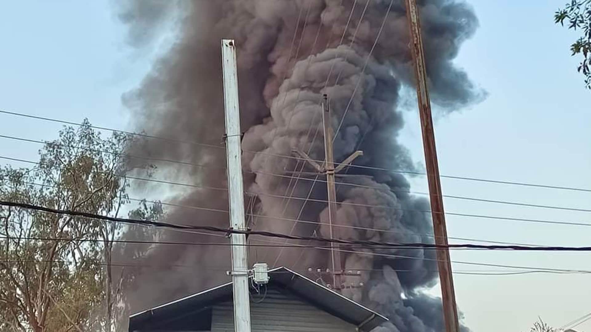 Ujjain: Fire broke out in the workshop of the electricity company, the smoke spread due to the flames for several km.