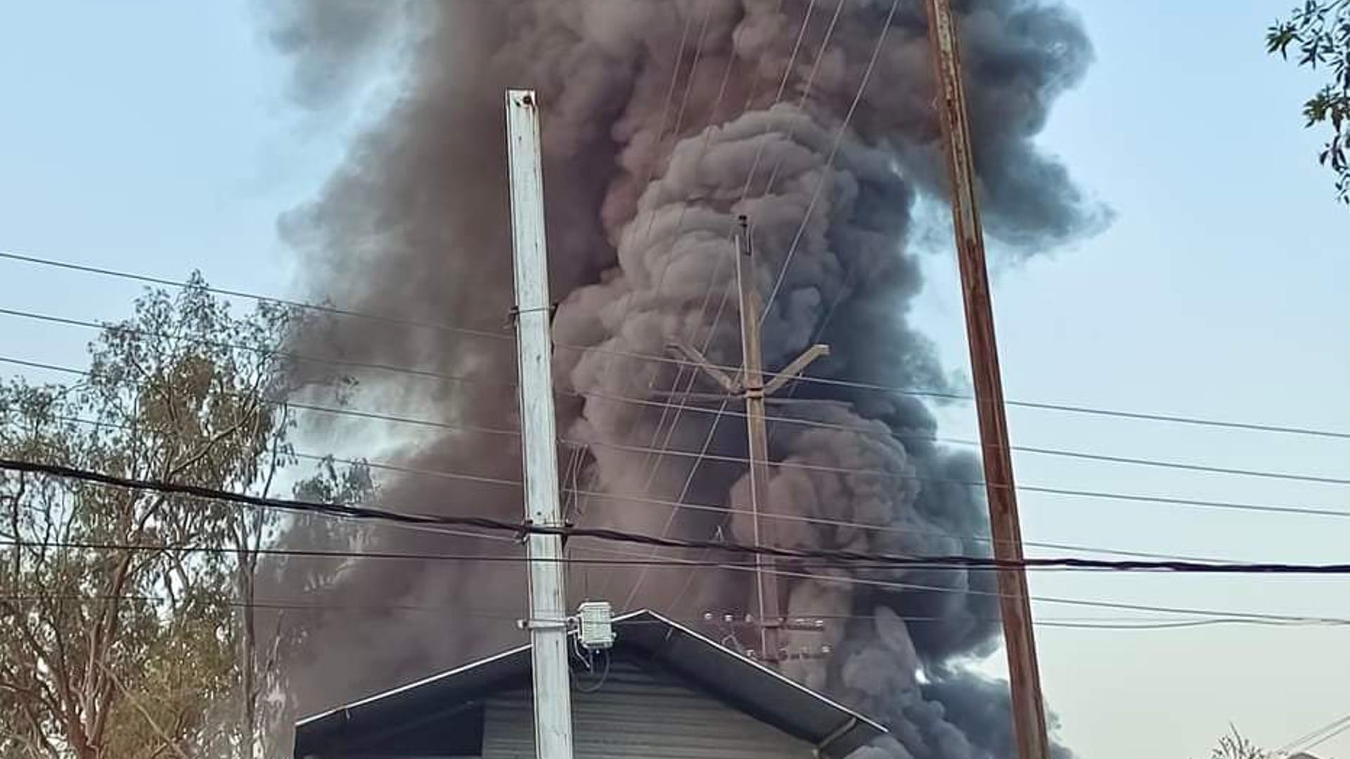 Ujjain: Fire broke out in the workshop of the electricity company, the smoke spread due to the flames for several km.
