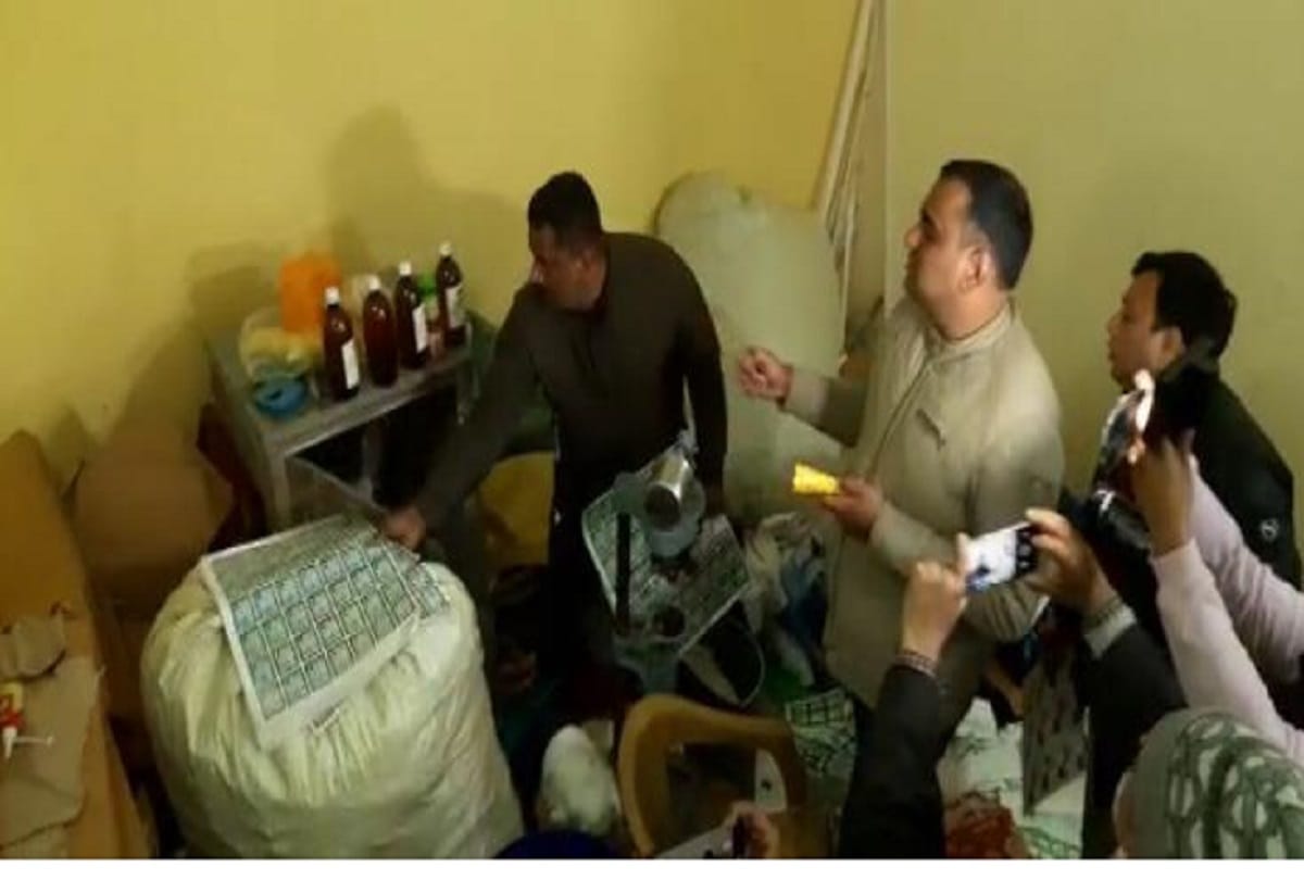 Azamgarh Sharab Kand Raid on illegal liquor factory in Azamgarh Police recovered goods worth more than 30 lakhs from luxurious house seven arrested