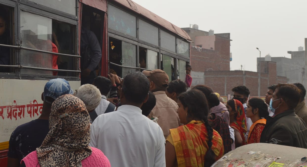 Hathras: Passengers upset due to shortage of roadways buses, fighting
