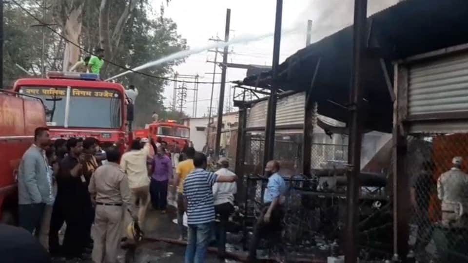 Ujjain: Fire broke out in the workshop of the electricity company, the smoke spread due to the flames for several km.