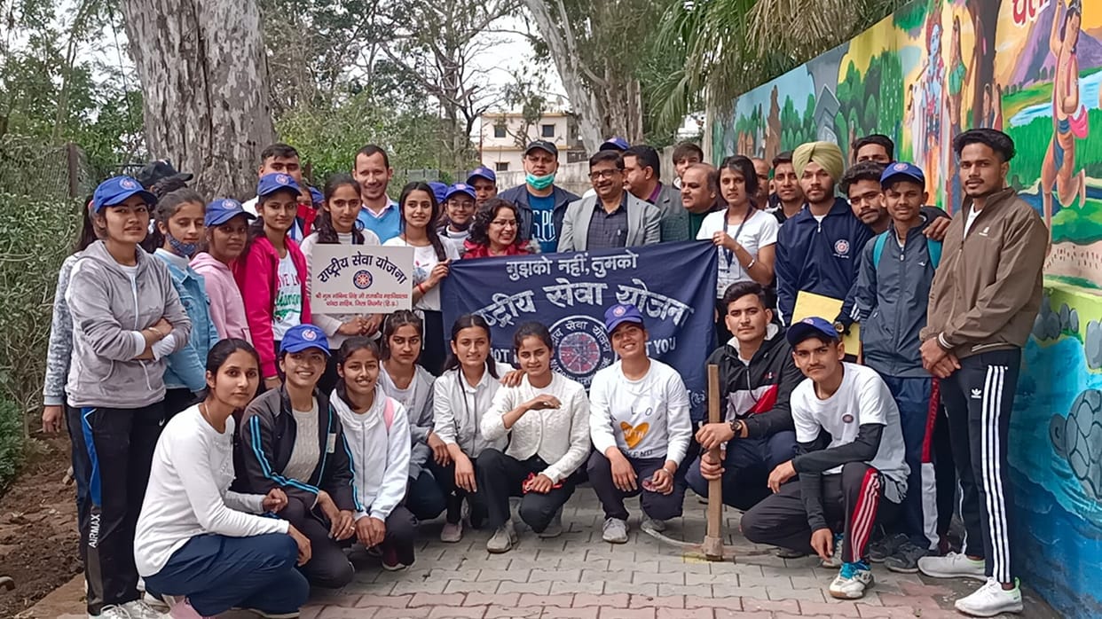 ponta college nss volunteers clean yamuna path and  park