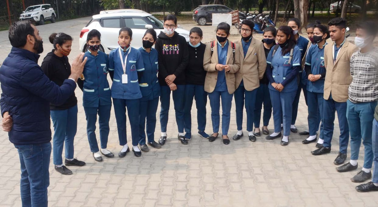 Uproar in the collectorate of students for tablets and smartphones