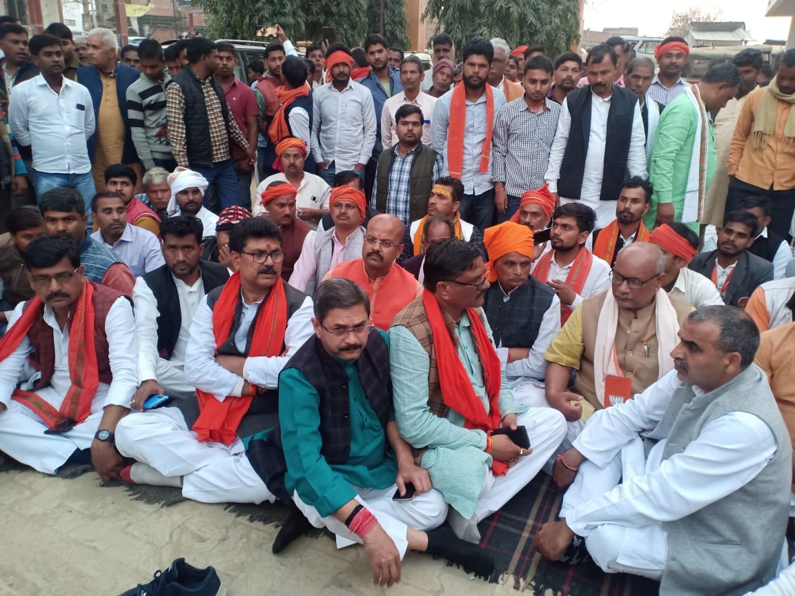 SP workers clash with BJP, Union Minister on dharna