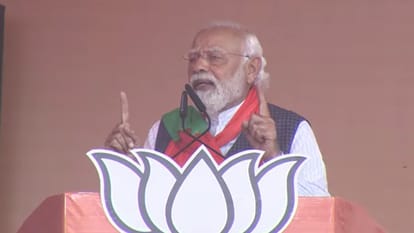 बाराबंकी में रैली को संबोधित करते हुए प्रधानमंत्री नरेंद्र मोदी।