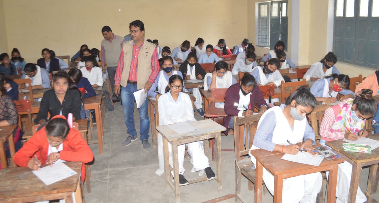 Hathras: First year internal examination of graduation started in Bagla College