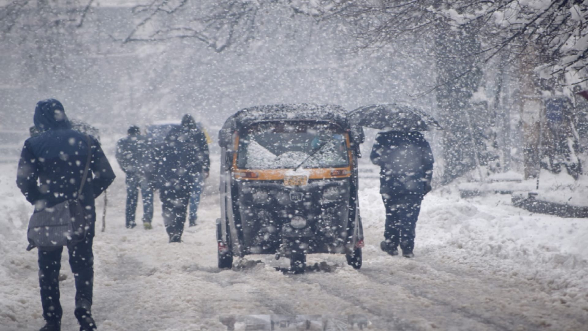 Snowfall in Kashmir, rain in Jammu division