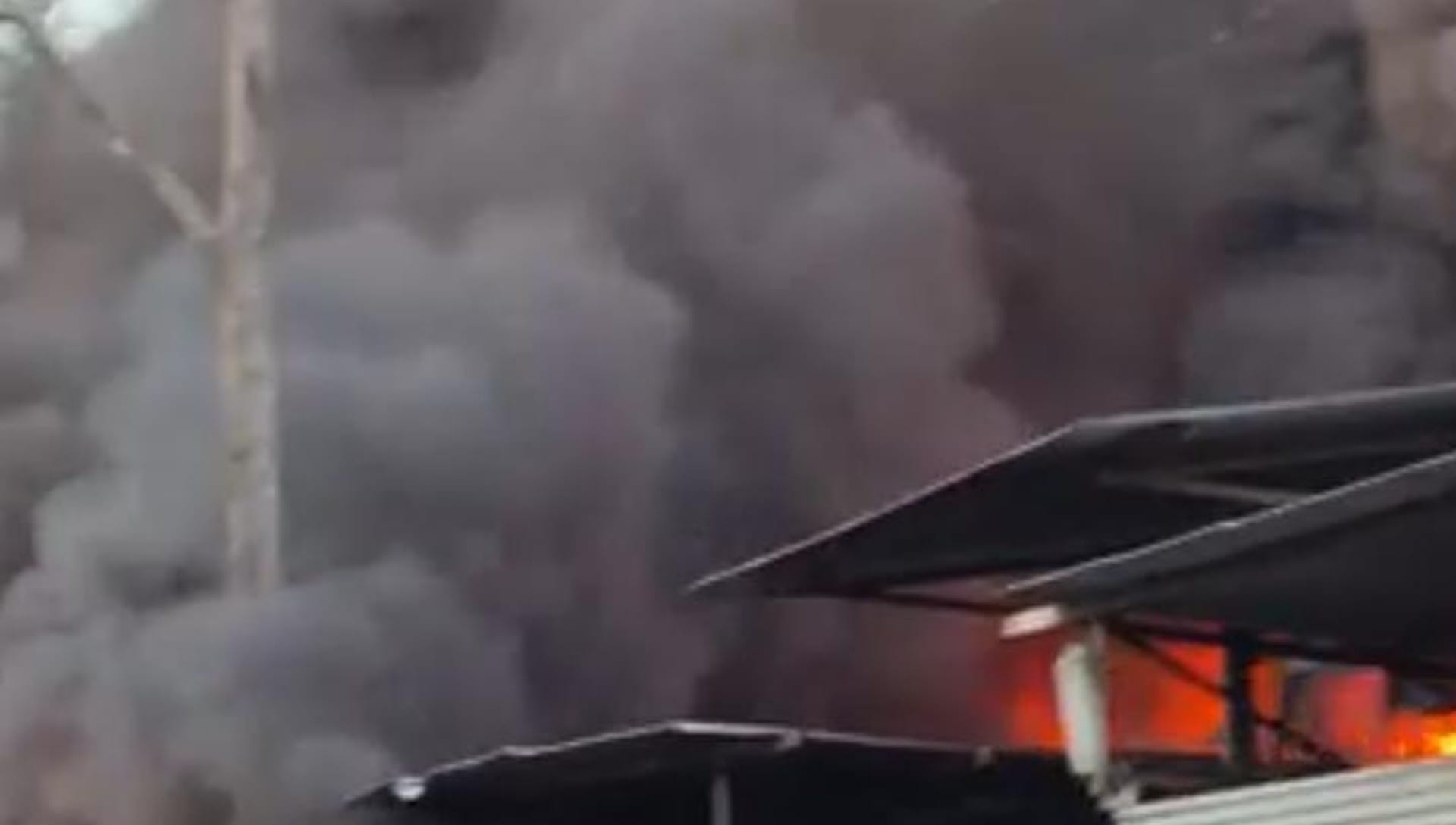 Ujjain: Fire broke out in the workshop of the electricity company, the smoke spread due to the flames for several km.