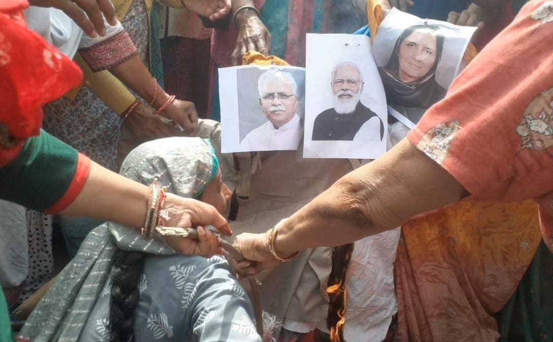 Anganwadi workers burnt effigies of PM and CM