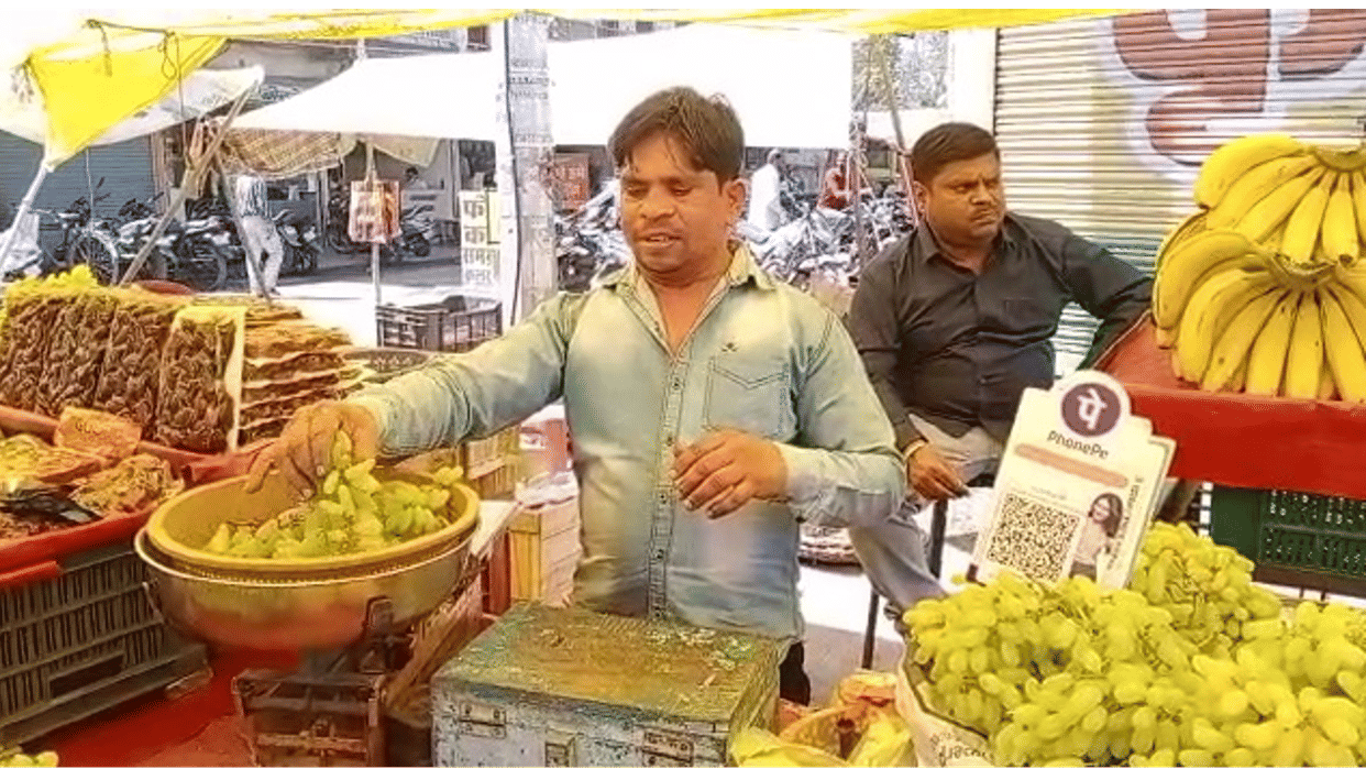 Sehore: Svanidhi Yojana changed Nitin's life, earning thousands of rupees by doing fruit business