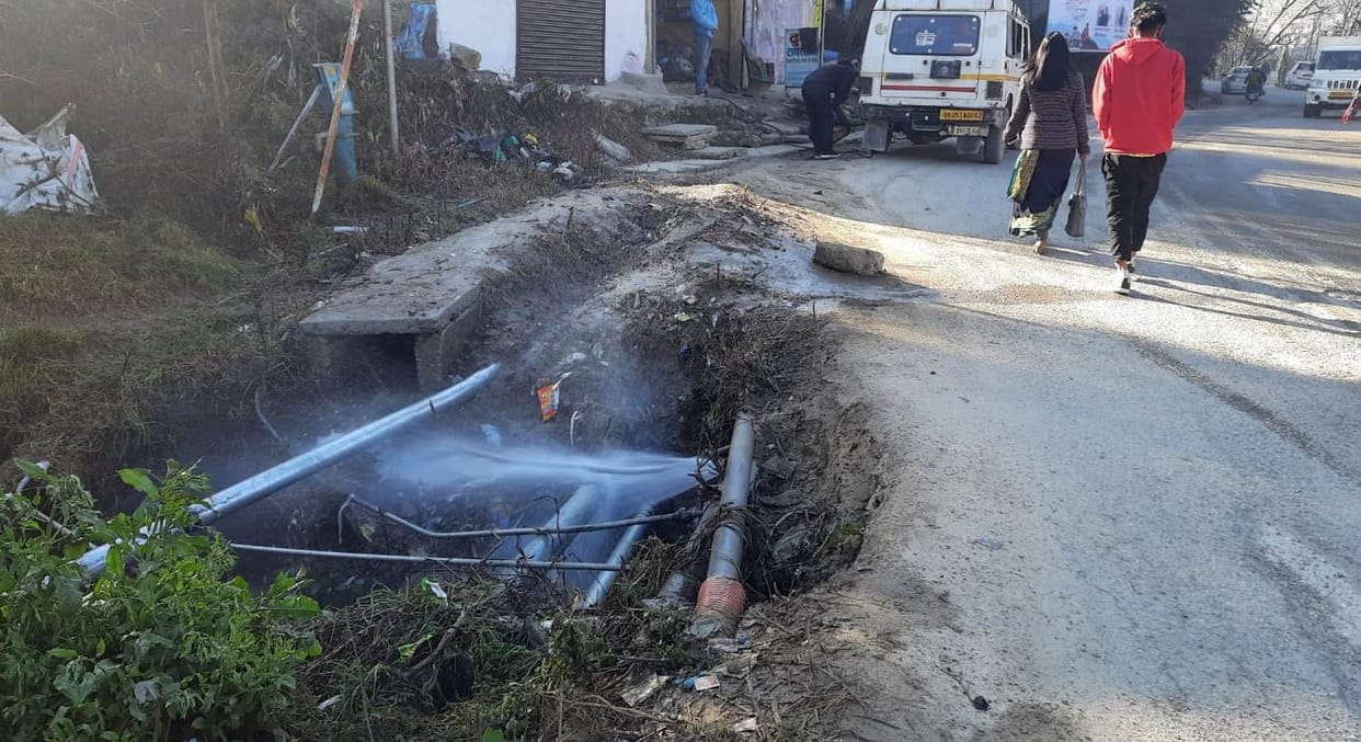 Thousands of liters of water is being wasted on the roads