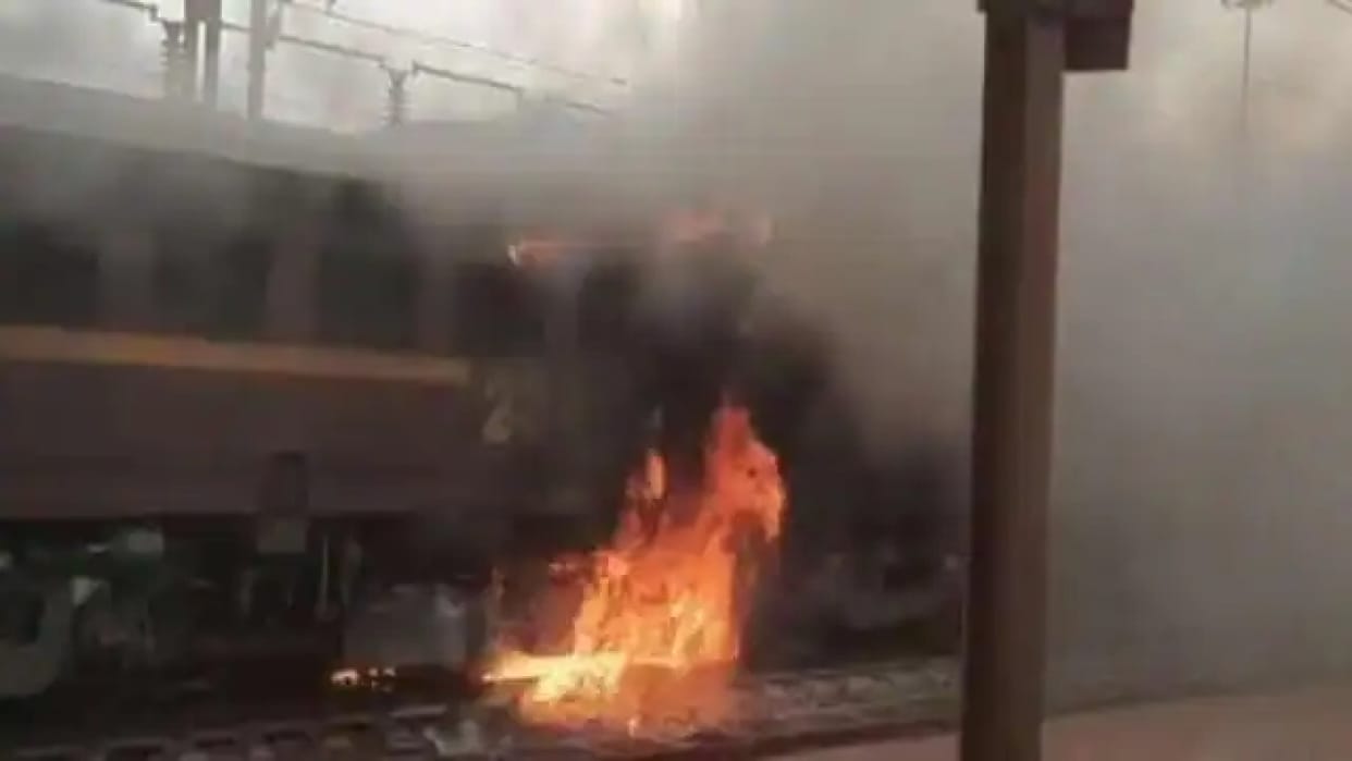 Chhattisgarh: Naxalites stop the goods train and set fire to the engine,  kirandul-visakhapatnam road blocked