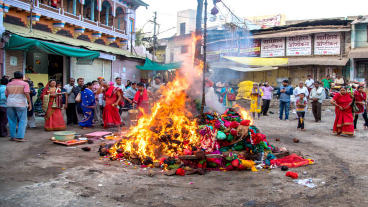Holika Dahan 2022 Avoid these mistakes during holika dahan it might bring trouble in life