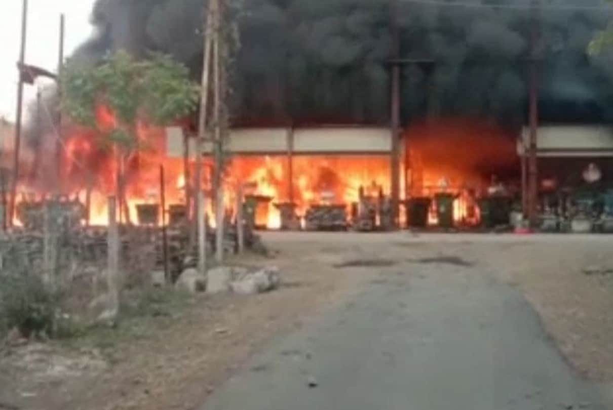 Ujjain: Fire broke out in the workshop of the electricity company, the smoke spread due to the flames for several km.