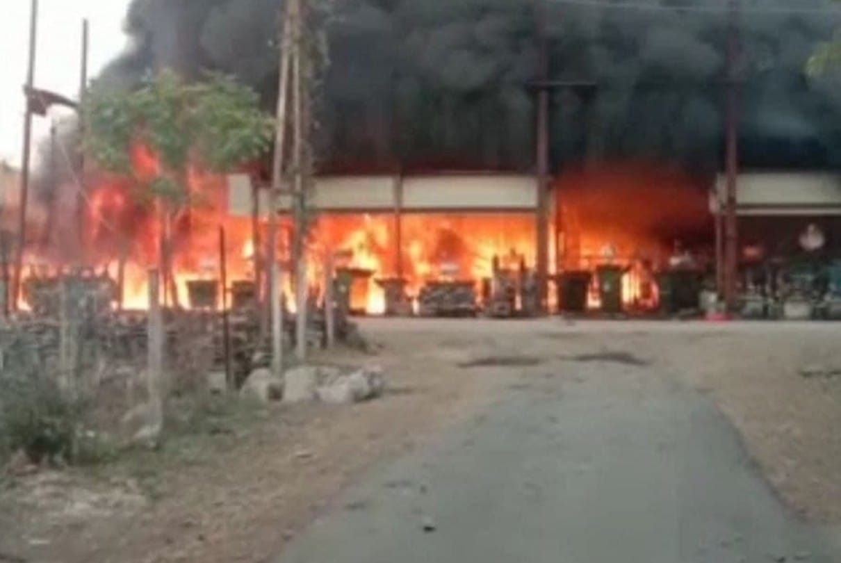 Ujjain: Fire broke out in the workshop of the electricity company, the smoke spread due to the flames for several km.
