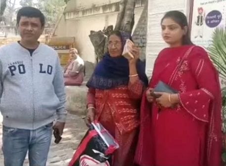 Councilor and husband caught two women running away with 20 thousand rupees of woman