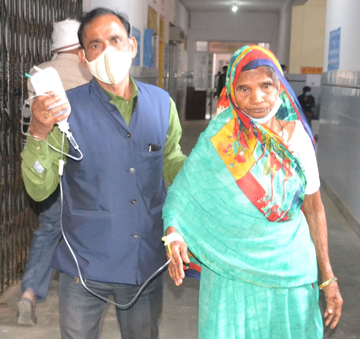 Kanpur Dehat : A bottle of glucose was handed over to the patient in the district hospital and sent to the emergency ward