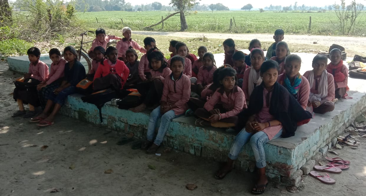 Kanpur dehat : Farmers of Khanpur village locked cattle in primary school, studied outside
