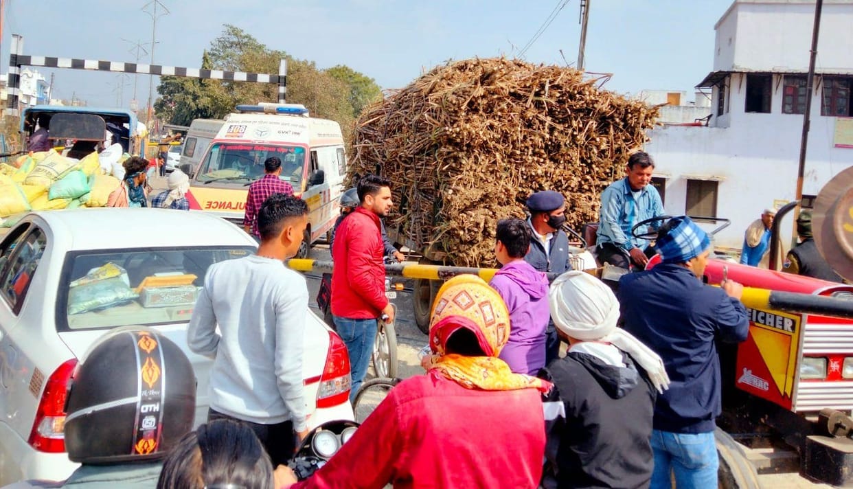 Barrier of Dhimanpura railway gate broken, jam in the city