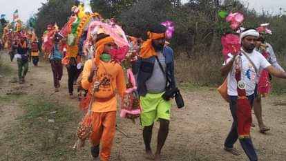 कांवड़ लेकर जाते कांवड़िए