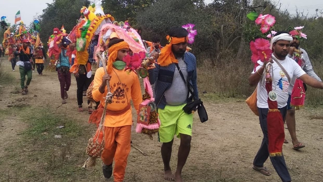 Haridwar: The echo of Bol Bum from the streets of Dharmanagari to the highway, crowds of Kanwariyas seen from Ganga Ghats to the markets