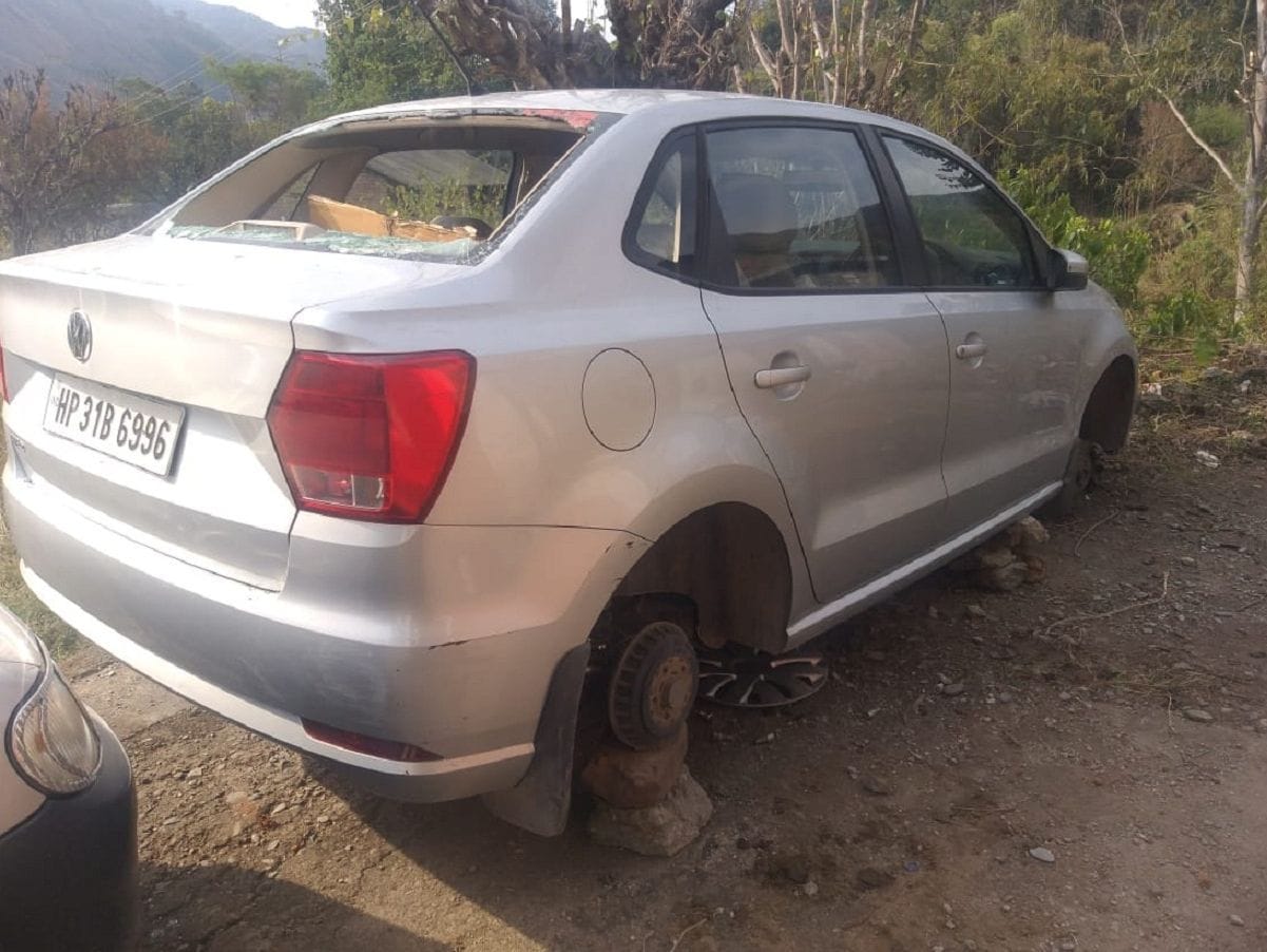 stole one and a half lakh goods of businessman