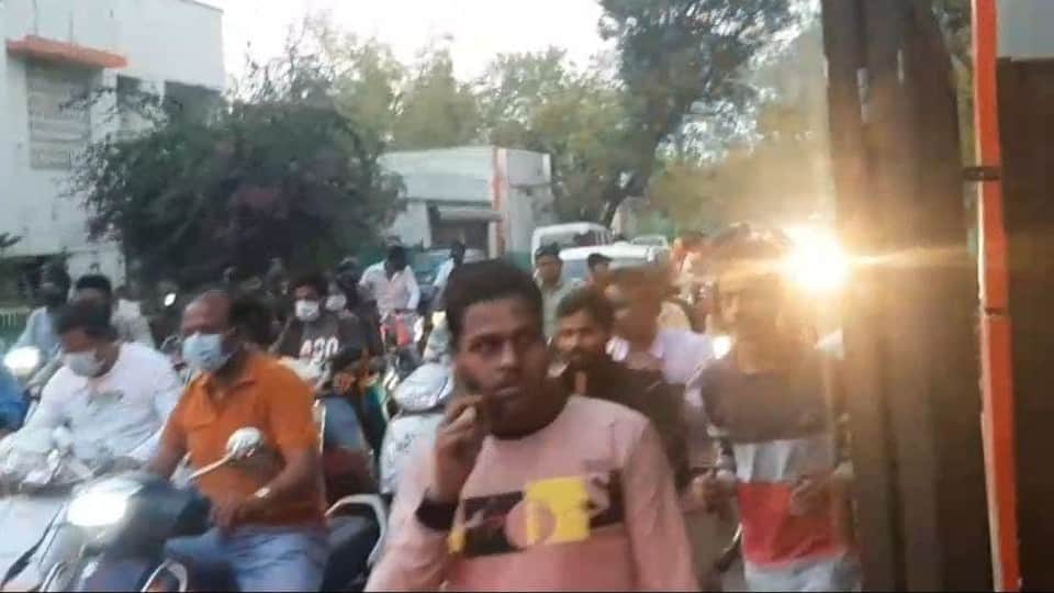 Ujjain: Fire broke out in the workshop of the electricity company, the smoke spread due to the flames for several km.