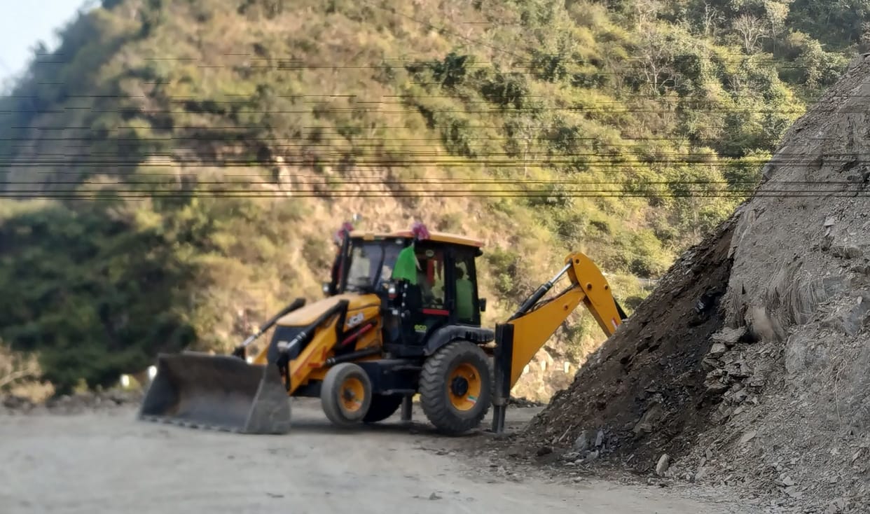 Lonvi got the debris lying on the Satpuli-Dudharkhal road removed
