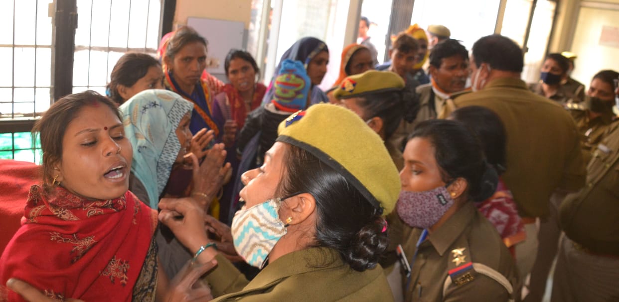 Kanpur Dehat : Uproar over the death of two patients in district hospital, clashes and tussle between police and relatives
