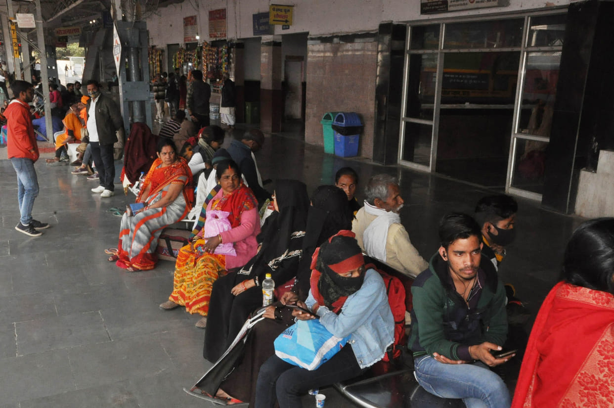 Difficult to come home on Holi, long waiting in trains