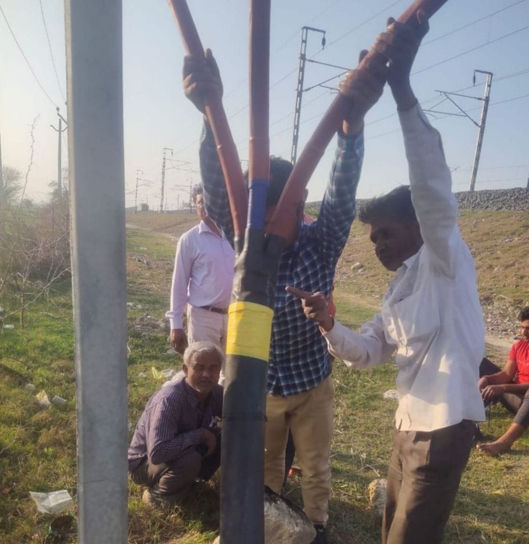 Kanpur Dehat: Due to the burning of cable box, the electricity of two localities and a hundred villages was cut for eight hours