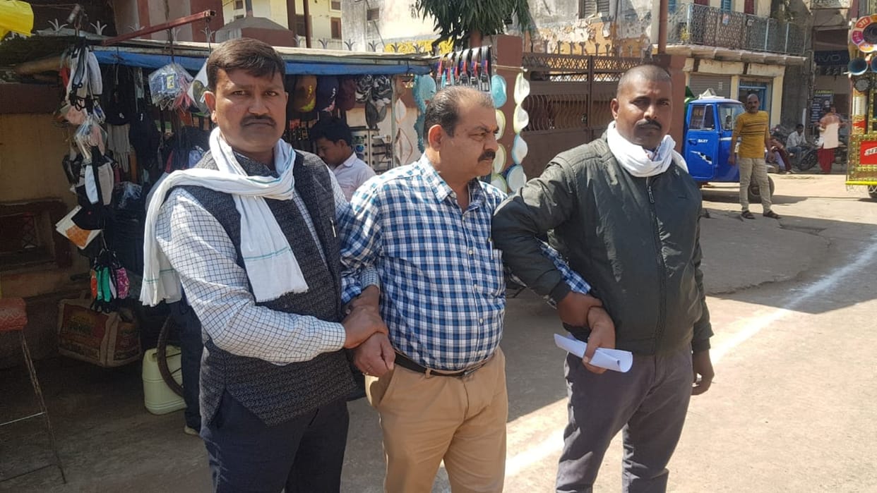 Secretary arrested for taking bribe: Lokayukta caught red handed taking 40 thousand rupees in Guna,