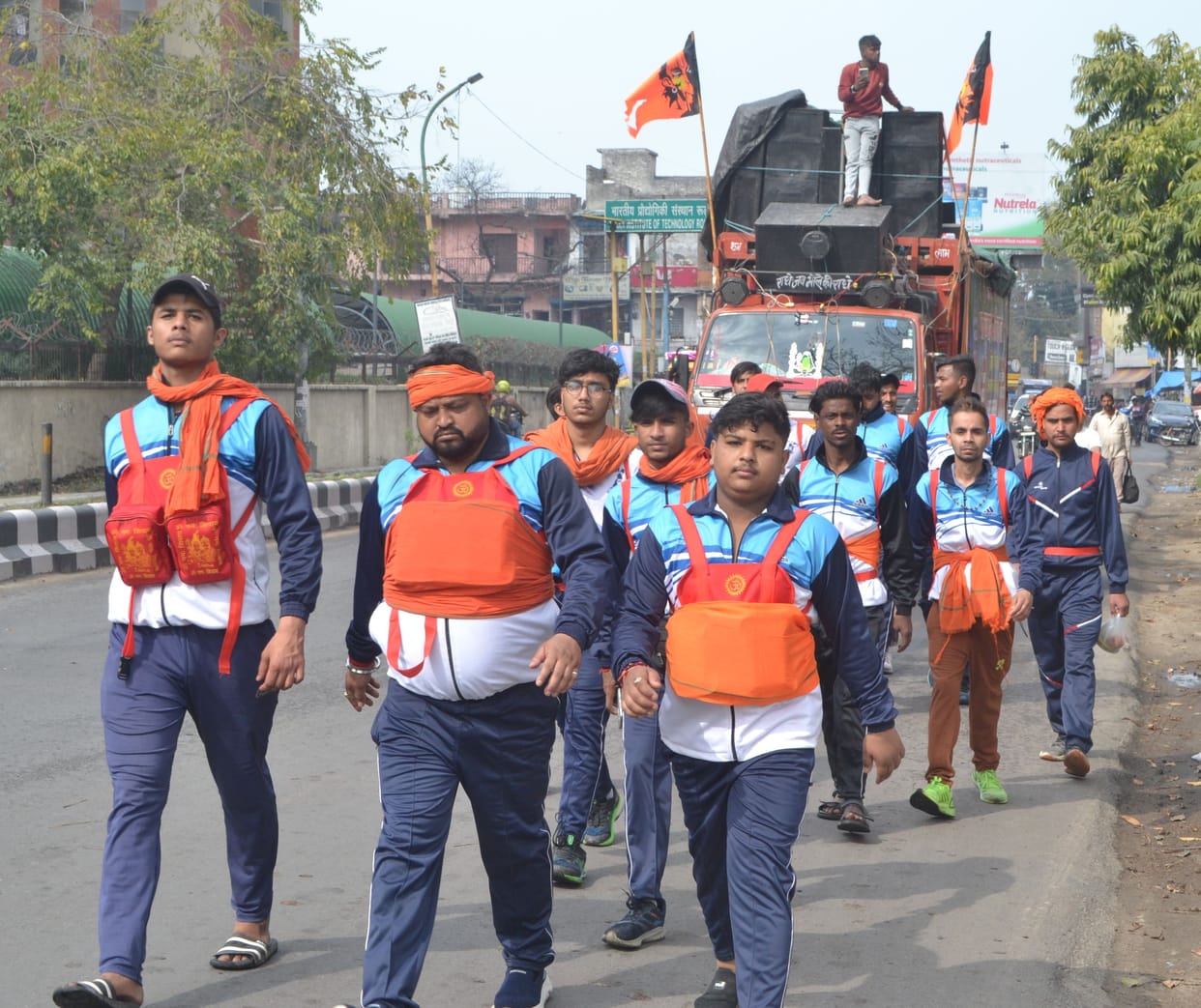 Bomb Bhole Bam... Shiv Bhakts passing through the city shouting