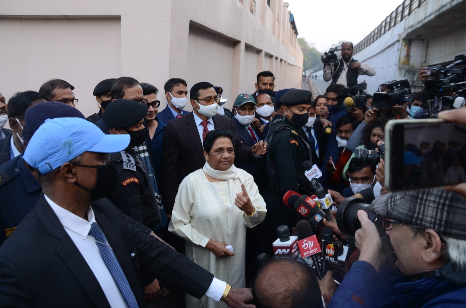 UP Election 2022: There was tremendous enthusiasm among voters in Lucknow, eight percent voting till 9 pm, see photos