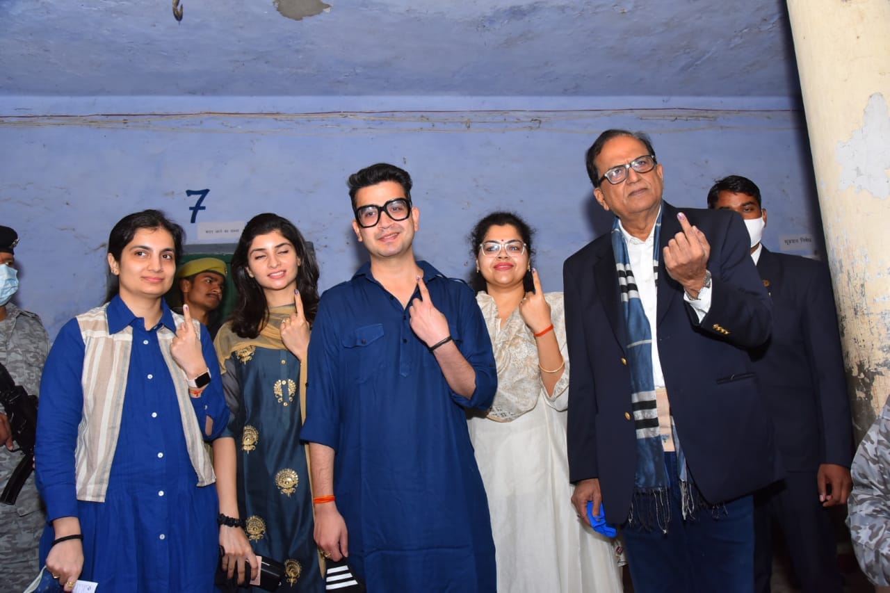 UP Election 2022: There was tremendous enthusiasm among voters in Lucknow, eight percent voting till 9 pm, see photos