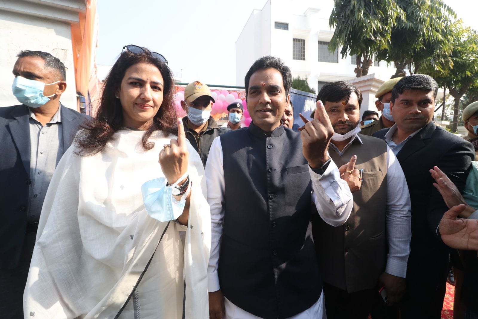 UP Election 2022: There was tremendous enthusiasm among voters in Lucknow, eight percent voting till 9 pm, see photos