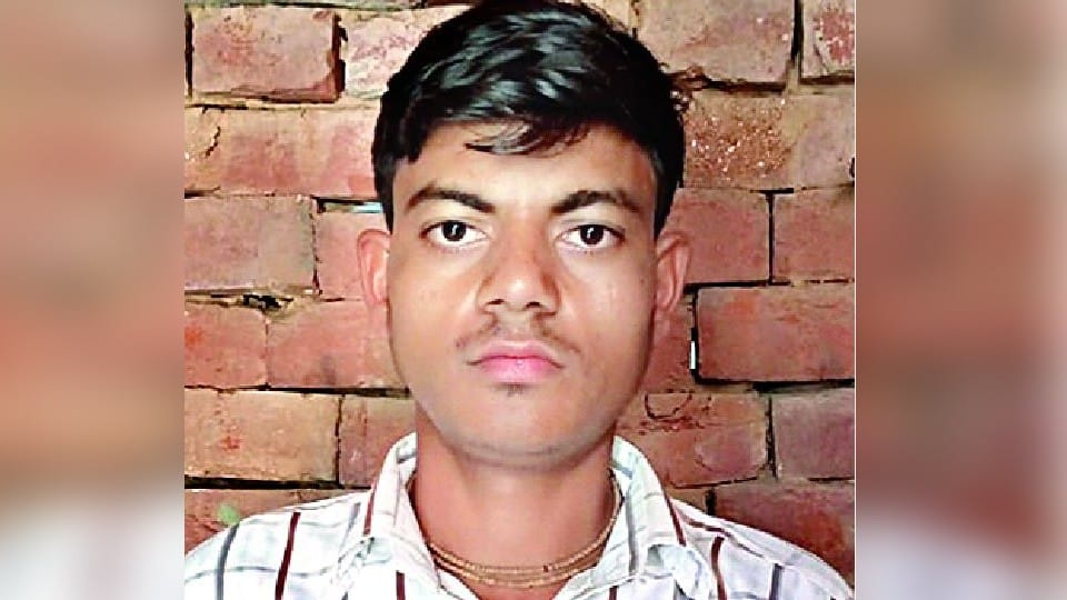 young man dies in road accident after four days of marriage in firozabad