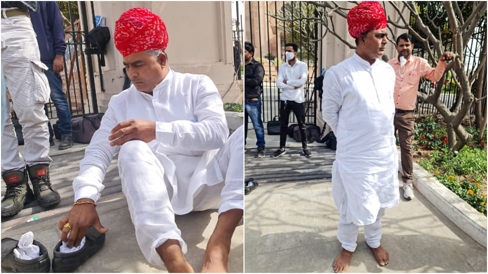 Rajasthan Budget 2022 CM Gehlot did not make Balotra a district Congress MLA Madan Prajapat will not wear shoes