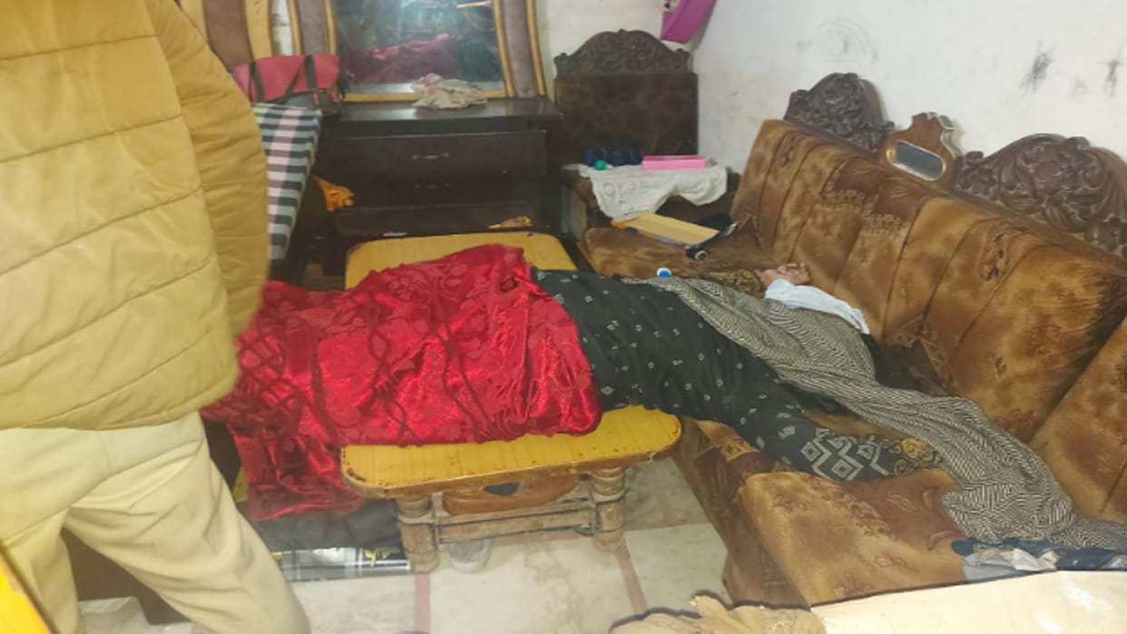 woman murder in lisadi gate meerut, dead body found in bedroom